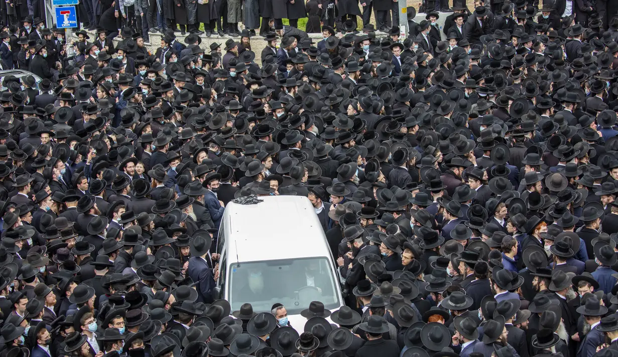 Ribuan Yahudi ultra-Ortodoks berpartisipasi dalam pemakaman rabi terkemuka Meshulam Soloveitchik, di Yerusalem, Minggu (31/1/2021). Diketahui Rabi Meshulam Dovid Soloveitchik wafat karena terpapar Covid-19. (AP Photo/Ariel Schalit)