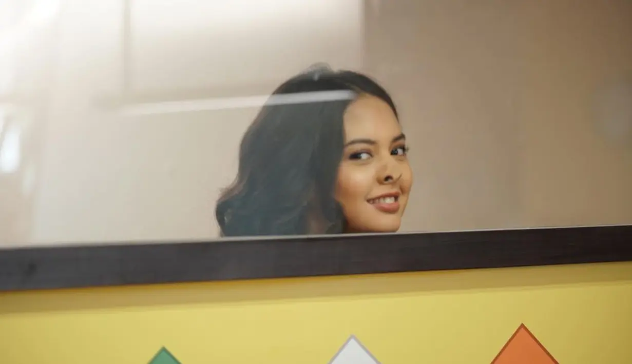 <p>Potret saat Aurelie menempelkan hidungnya ke kaca membuat ekspresi wajahnya jadi terlihat lucu. Kelakuan kocaknya ini menjadi penghibur dikala menjalani proses syuting. (Instagram/@aurelie)</p>