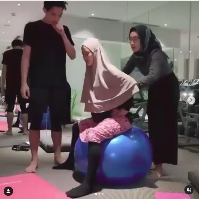 Jelang Melahirkan, Ini 6 Momen Dinda Hauw Yoga Didampingi Rey Mbayang