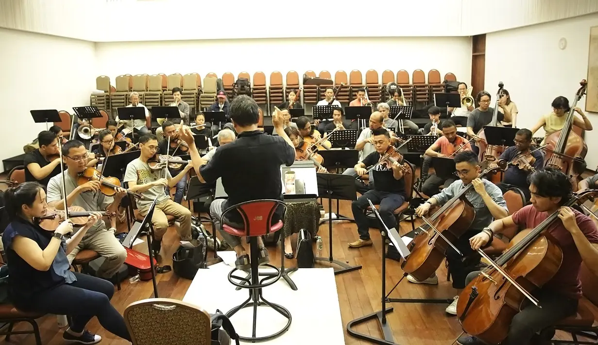 Avip Priatna latihan untuk Konser Love God and My Home Kamis (3/10/2019). (Bambang E Ros/Fimela.com)