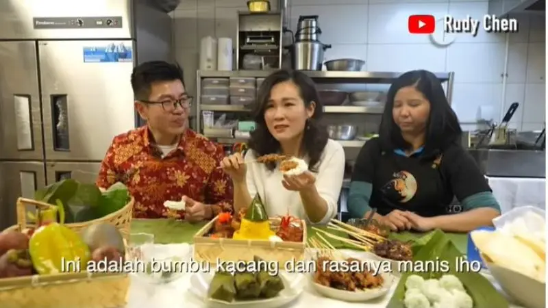 Food Vlogger China Asyik Menyantap Makanan Indonesia Pakai Tangan di Beijing
