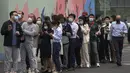 <p>Warga dan pekerja kantoran yang mengenakan masker berbaris untuk tes COVID massal di dekat kompleks perkantoran komersial di distrik Chaoyang, Beijing, Senin (25/4/2022). Pengujian massal dimulai Senin di distrik itu, rumah bagi lebih dari 3 juta orang di ibu kota China, menyusul wabah COVID-19 yang baru. (AP Photo/Andy Wong)</p>