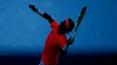 Petenis Spanyol, Rafael Nadal melakukan smesh ke arah petenis Ukraina, Alexandr Dolgopolov pada putaran keempat turnamen AS Terbuka 2017 di New York, Senin (4/9). Nadal menang dengan 6-2, 6-4, 6-1 dalam waktu satu jam 41 menit. (AP Photo/Jason Decrow)