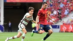 Sergio Busquets. Gelandang bertahan Timnas Spanyol berusia 32 tahun ini dinyatakan positif terinfeksi Covid-19 usai menggelar laga uji coba melawan Portugal pada 4 Juni 2021. Posisinya masih dipertahankan sambil melakukan isolasi mandiri untuk pemulihan. (Foto: AFP/Javier Soriano)