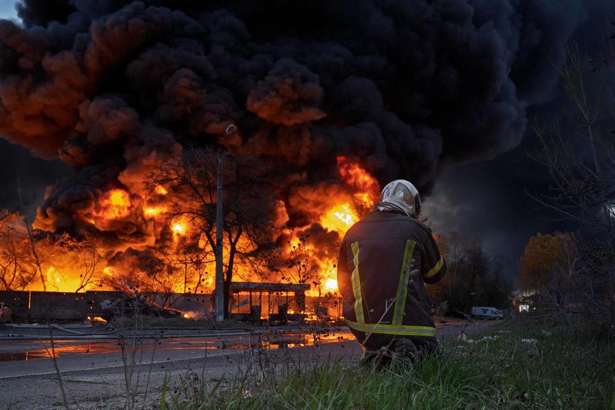 FOTO: Serangan Rusia Picu Kebakaran Hebat  dan Korban Jiwa di Kyiv