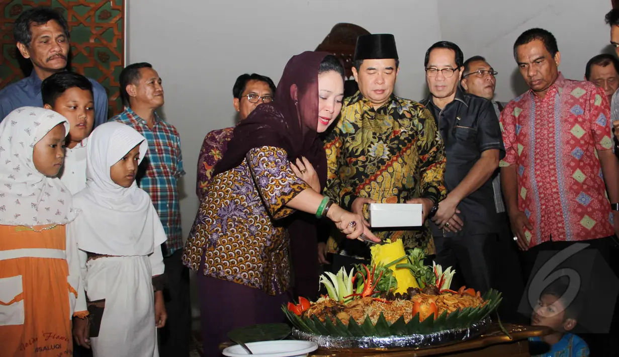 Partai Golkar kubu Aburizal Bakrie menggelar syukuran dan pemberian santunan kepada anak yatim,  Masjid Baiturrahman , Jakarta, Kamis (2/4/2015). Syukuran diadakan usai Pengadilan Tata Usaha Negara (PTUN) memberikan keputusan. (Liputan6.com/Helmi Afandi)