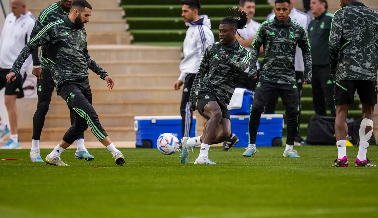 Penyerang Real Madrid Karim Benzema bermain dengan bola di sebelah Eduardo Camavinga saat sesi latihan  jelang berhadapan dengan wakil Asia, Al-Hilal pada final Piala Dunia Antarklub 2022, di Rabat, Maroko, Jumat (10/2/2023). Lawan Madrid di final adalah Al Hilal, klub Arab Saudi yang dinominasikan oleh AFC untuk turnamen ini. (AP Photo/Manu Fernandez)