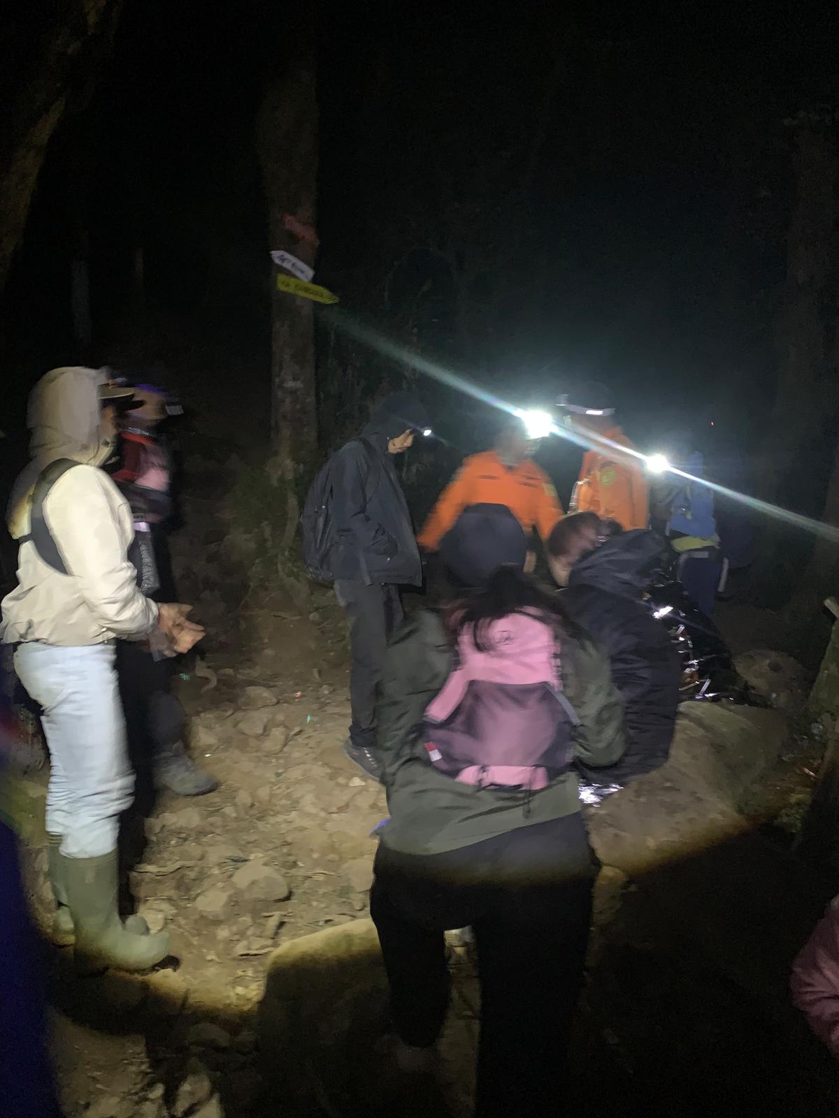 Tim SAR mengevakuasi 31 pendaki alami hipotermia hingga asma di Gunung Bawakaraeng