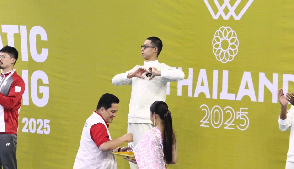 Selebrasi Jason Donovan Yusuf usai mendaptkan kembali medali emas nomor 50 meter gaya punggung putra pada SEA Games 2025 yang bertempat di Swimming Pool, Sports Authority of Thailand, Bangkok, Kamis (11/12/2025) sore WIB. (Dok. Akuatik Indonesia)