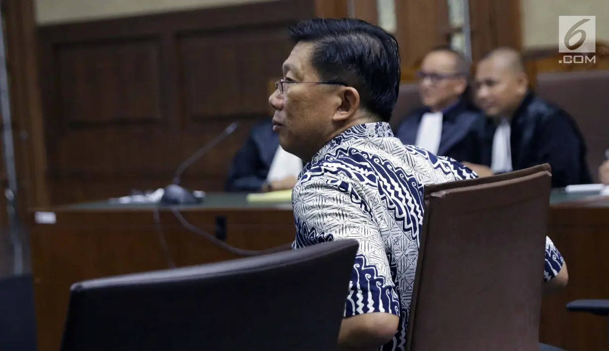 Presiden Direktur PT Grand Kartech, Kenneth Sutardja saat menjalani sidang pembacaan dakwaan di Pengadilan Tipikor, Jakarta, Rabu (12/6/2019). Kenneth Sutardja didakwa dalam kasus dugaan suap kepada Direktur PT Krakatau Steel, Wisnu Kuncoro. (Liputan6.com/Helmi Fithriansyah)