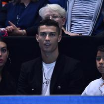 Sebelum bertunangan dengan Georgina Rodriguez, CR7 dikaruniai 3 anak yaitu Ronaldo Jr, Eva Maria dan Mateo. Kini bersama Georgina ia dihadiahkan satu anak lagi yaitu Alana. (AFP/Glyn Kirk)
