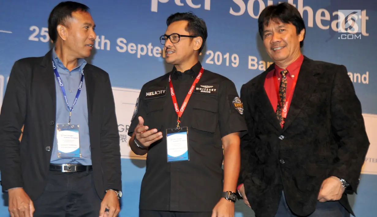 CEO Whitesky Aviation Denon B Prawiraatmadja (tengah) berbincang dengan The Civil Aviation Authority of Thailand Sumruam Smaiklang (kiri0 dan Ketum Asosiasi Pilot Helikopter Indonesia Kapten L Yunus disela 4th Civil Helicopter Southeast Asia Summit di Bangkok Kamis (26/9/2019).(Liputan6.com/HO/Alwi)