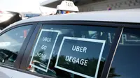 Sopir taksi Perancis, yang mogok, memblokir lalu lintas di jalan lingkar Paris selama protes terhadap mobil layanan Uber, Perancis, Kamis (25/6/2015). Para supir memprotes layanan Online taksi Uber. (REUTERS/Charles Platiau)