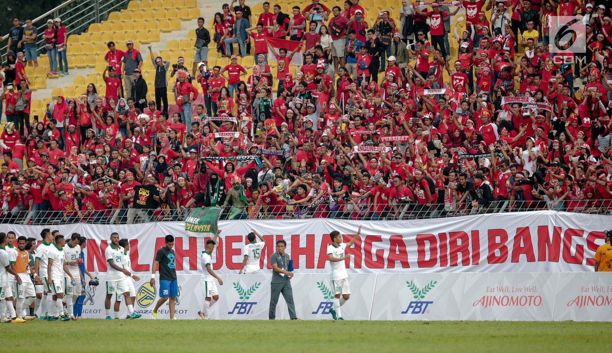 Para pemain timnas Indonesia U-22 menyapa suporter Garuda Muda usai bertanding melawan Timor Leste pada laga penyisihan grup B SEA Games 2017 di Stadion Selayang, Selangor, Minggu (20/8). Indonesia menang 1-0 atas Timor Leste (Liputan6.com/Faizal Fanani)