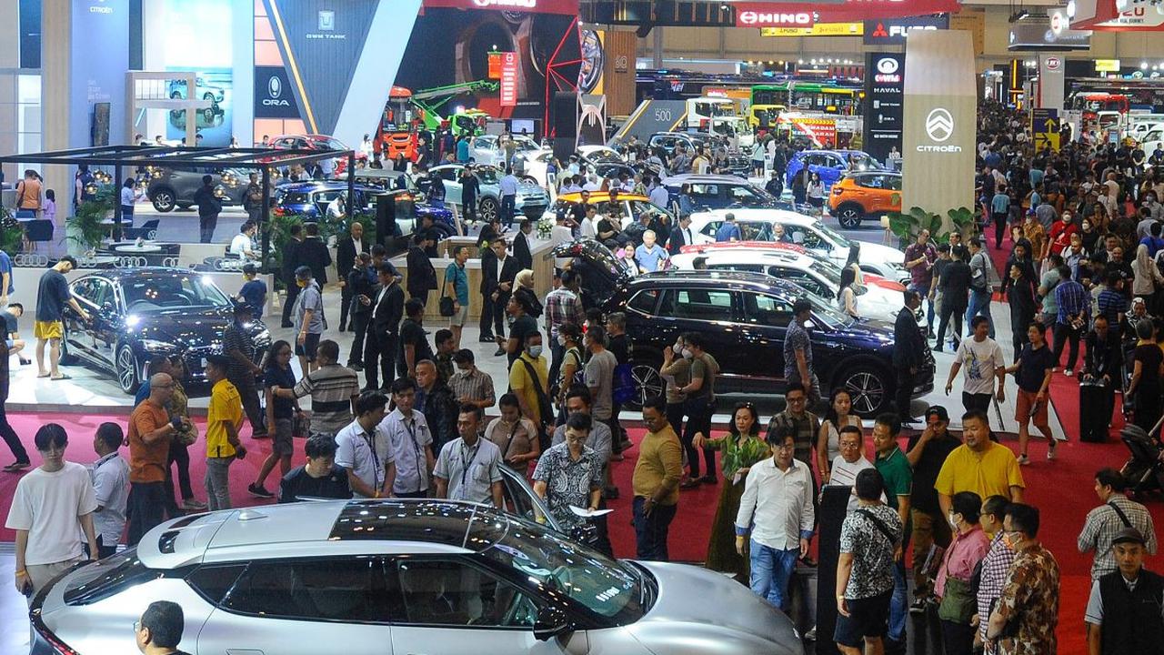 Ajang pameran otomotif GAIKINDO Indonesia International Auto Show (GIIAS) 2023 resmi dibuka sejak Kamis (10/8/2023) kemarin dan akan berlangsung hingga Minggu (20/8/2023) pekan depan.

Pada hari kedua, GIIAS 2023 langsung dipadati ribuan pengunjung.