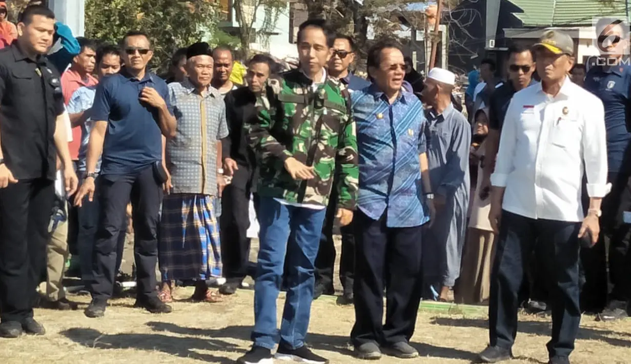Presiden Joko Widodo (Jokowi) didampingi Gubernur Sulawesi Tengah Longki Djanggola meninjau lokasi reruntuhan bangunan akibat gempa dan tsunami di Kota Palu, Sulawesi Tengah, Minggu (30/9). (Liputan6.com/Septian Deny)