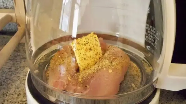 Memasak ayam di mesin pembuat kopi
