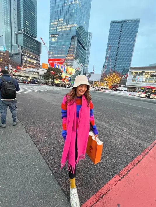 Di antara berbagai foto yang diunggah, pilihan outfit liburan Enzy Storia tampak paling mencuri perhatian. [@enzystoria]