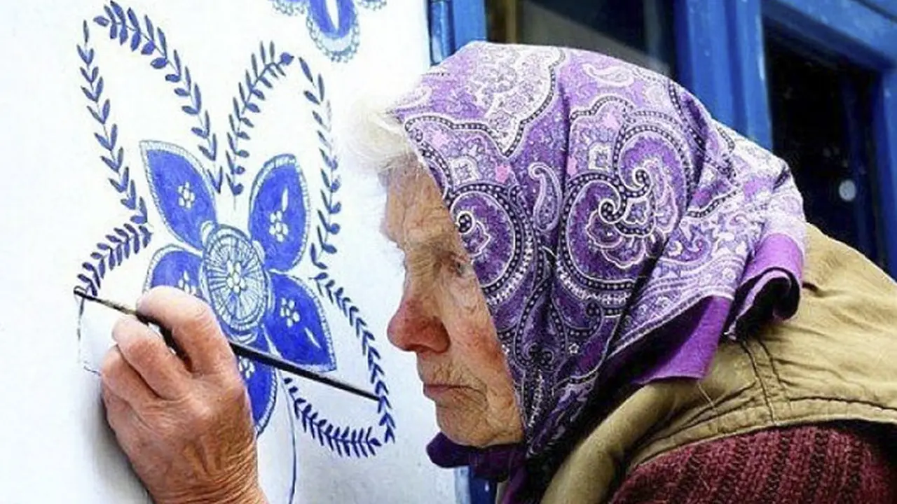 Agnes, wanita berusia 90 tahun ini menjadi seniman yang mengubah desanya jadi cantik. (Sumber Foto: viral4real)