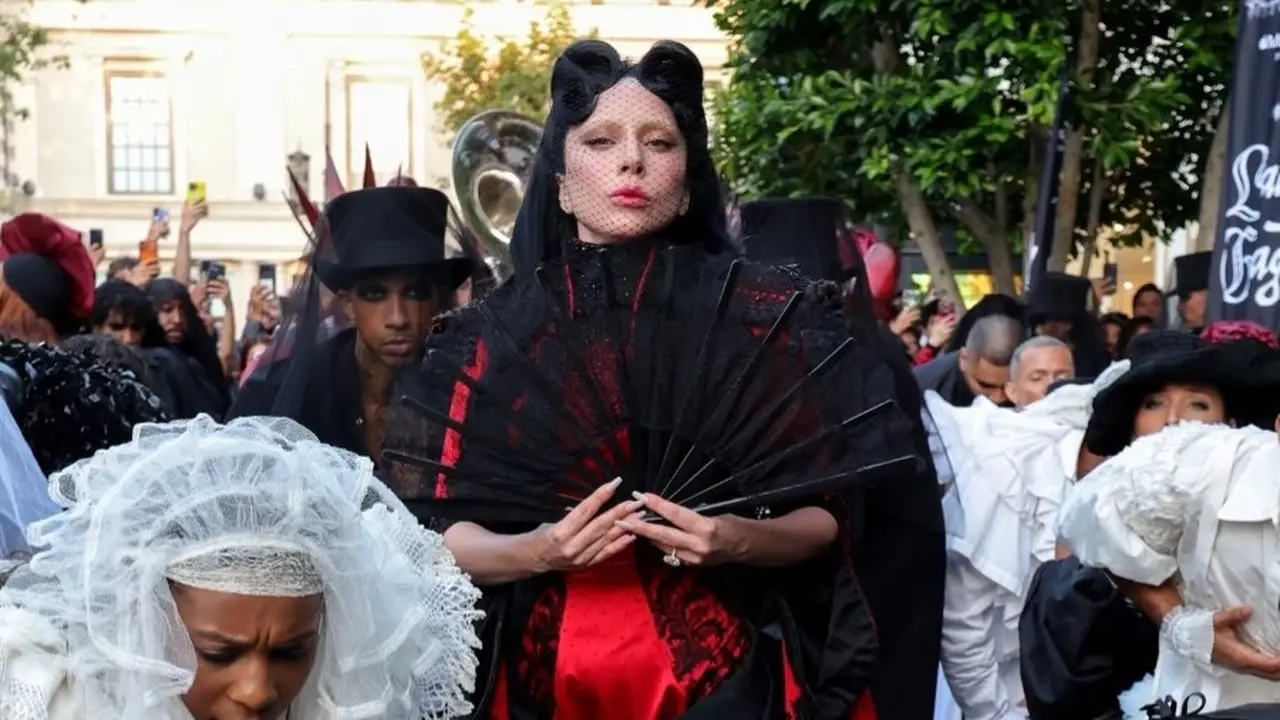 Bak Funeral Parade Penuh Drama, Lady Gaga Tutup Era Mayhem dengan Gaun Arsip Givenchy yang Kontroversial