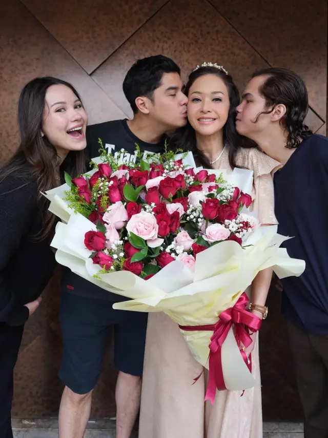 Alyssa Daguise saat Beri Kejutan Mamah Mertua, Maia Estianty ke-50. [@alghazali7]