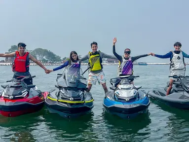 Setibanya di Pulau Bidadari, Darius dan keluarganya langsung disambut oleh pemandangan pantai yang indah dengan pasir putih yang bersih dan air laut yang jernih. Salah satu aktivitas yang paling dinantikan oleh keluarga Darius adalah bermain jet ski. Dengan semangat dan antusiasme yang tinggi, Darius beserta anak-anaknya tak sabar untuk segera mencoba wahana air yang menantang adrenalin ini. Dengan perlengkapan keselamatan yang lengkap, mereka meluncur di atas ombak dengan kecepatan tinggi, menikmati setiap hembusan angin laut dan percikan air yang menyegarkan. (Liputan6.com/IG/@darius_sinathrya)