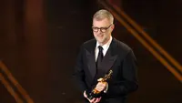 Paul Thomas Anderson Menang Piala Oscar Setelah 14 Kali Nominasi, Minta Maaf ke Anak di Panggung