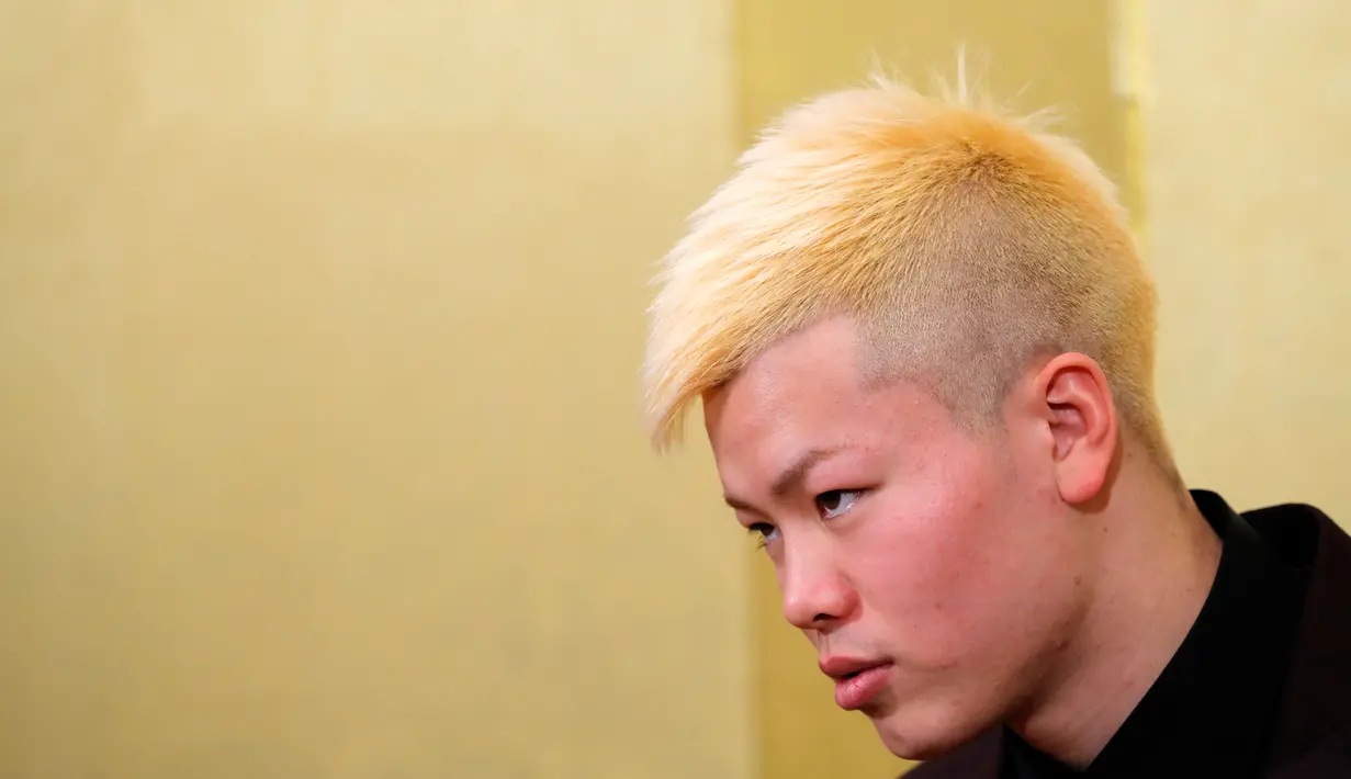Kickboxer Jepang Tenshin Nasukawa mendengarkan pertanyaan awak media saat konferensi pers di Tokyo (29/12). Nasukawa akan melawan Floyd Mayweather Jr dalam pertandingan eksibisi tiga putaran di Jepang pada Malam Tahun Baru. (AP Photo/Eugene Hoshiko)