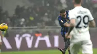 Marko Arnautovic menyumbangkan satu gol saat Inter Milan menang 2-0 atas Lazio pada laga perempat final Coppa Italia di Giuseppe Meazza, Rabu (26/2/2025) dini hari WIB. (AP&nbsp; Photo/Luca Bruno)