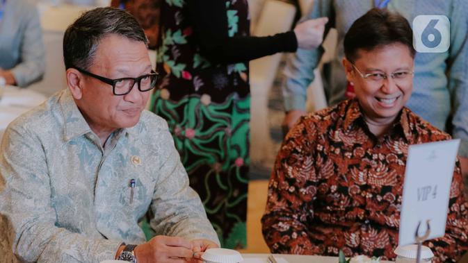 Menteri ESDM Arifin Tasrif (kiri) dan Wakil Menteri BUMN Budi Gunadi Sadiki saat hadir dalam pembukaan Jakarta Energy Forum 2020 di Jakarta, Senin (2/3/2020). Jakarta Energy Forum 2020 tersebut mengangkat tema 'The Future of Energy'.  (Liputan6.com/Faizal Fanani)