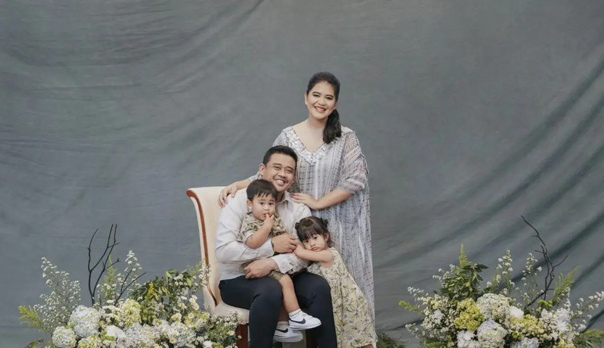 Dengan kaftan bernuansa abu-abu, Kahiyang kompak memadukan nuansa warna yang sama dengan kemeja yang dipakai oleh sang suami, Bobby Nasution.  [Foto: Instagram/ ayangkahiyang]