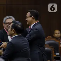 Anies Baswedan-Muhaimin Iskandar menyalami Ganjar Pranowo-Mahfud MD dan para pengacara Prabowo-Gibran sebelum Sidang MK dimulai. (Liputan6.com/Angga Yuniar)