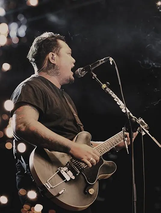 Sebagian masyarakat hingga kini masih menganggap tabu soal Tato, banyak yang mengidentikan seseorang yang bertato itu seperti preman yang sangar. Namun ternyata, Virgoun punya alasan unik mengapa dirinya mengoleksi tato. (Instagram/virgoun_)