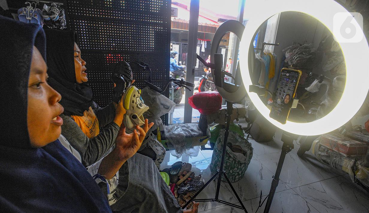 Kembalinya TikTok Shop disambut baik oleh sejumlah pelaku UMKM, termasuk pedagang online untuk memasarkan dan menjual produknya. (merdeka.com/Arie Basuki)