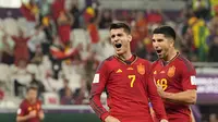 Penyerang Spanyol, Alvaro Morata berselebrasi dengan rekan setimnya setelah mencetak gol ke gawang Kosta Rika pada pertandingan grup E Piala Dunia 2022 Qatar di Stadion Al Thumama di Doha, Qatar, Rabu (23/11/2022). Spanyol menang atas Kosta Rika dengan skor 7-0. (AP Photo/Pavel Golovkin)
