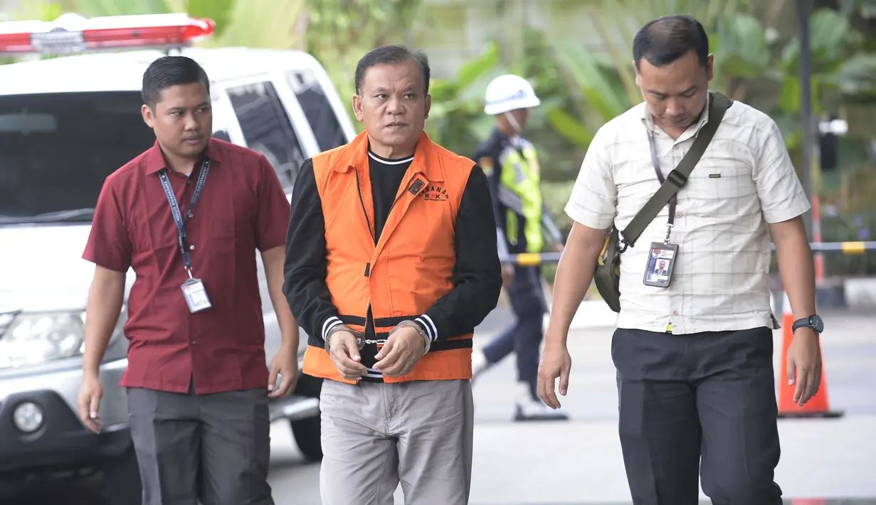 Dirut PT Rudi Jaya, Ibnu Ghopur penyuap Bupati Sidoarjo, Saiful Ilah dikawal petugas akan menjalani pemeriksaan di Gedung KPK, Jakarta, Selasa (18/2/2020). Ibnu Ghopur diperiksa sebagai tersangka terkait suap proyek infrastruktur di Dinas PUPR Kabupaten Sidoarjo. (merdeka.com/Dwi Narwoko)