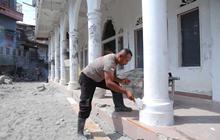 Polri Bersihkan Meunasah Terdampak Bencana di Bener Meriah Sambut Ramadhan