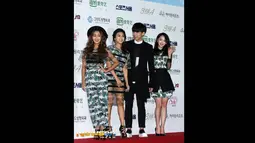 JunggiGo dikelilingi personel girl band Sistar saat berpose di red carpet acara Seoul Music Awards 2015, Korea, Kamis (22/1/2015). (mwave.interest.me)