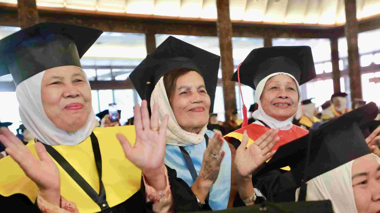 Kisah Wisudawan Sekolah Lansia: Awalnya Ragu, Kini Lebih Sehat dan Bahagia