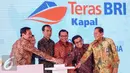 Presiden Joko Widodo (ketiga kiri) bersama pejabat terkait meresmikan peluncuran Teras BRI Kapal di Muara Angke, Jakarta, Selasa (4/8/2015). Teras BRI Kapal untuk menjangkau masyarakat pesisir Kepulauan. (Liputan6.com/Faizal Fanani)