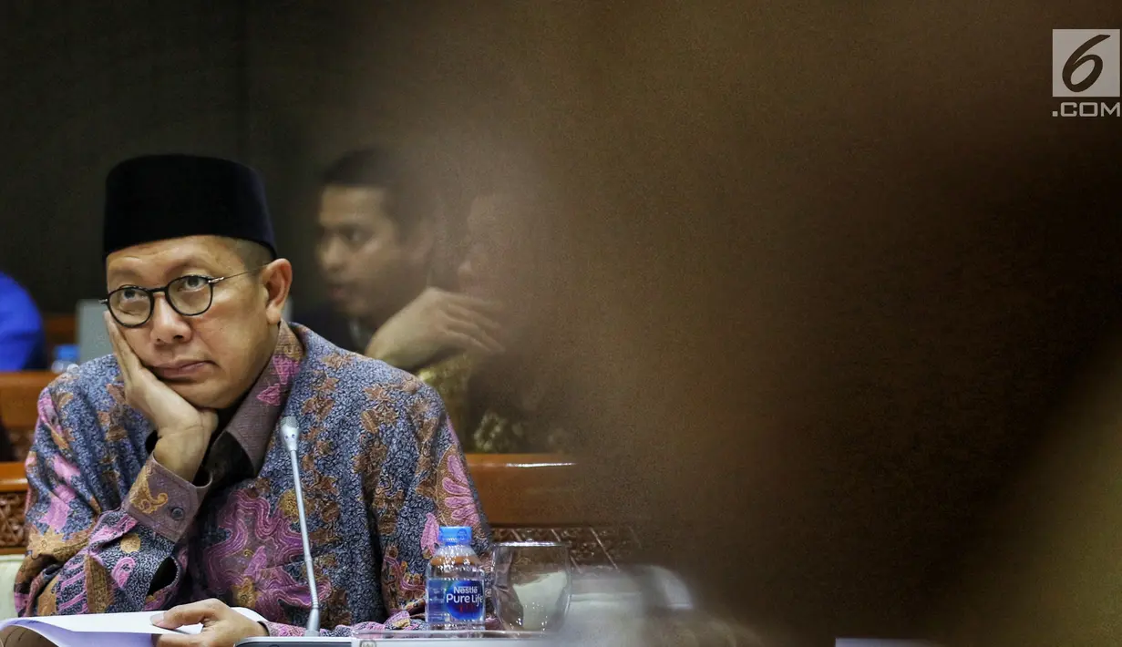Menteri Agama Lukman Hakim Syaifuddin mengikuti rapat kerja dengan Komisi VIII DPR di Kompleks Parlemen Senayan, Jakarta, Kamis (19/9/2019). Rapat tersebut menyepakati RUU Pesantren dan Pendidikan Keagamaan diubah menjadi RUU Pesantren. (Liputan6.com/Johan Tallo)