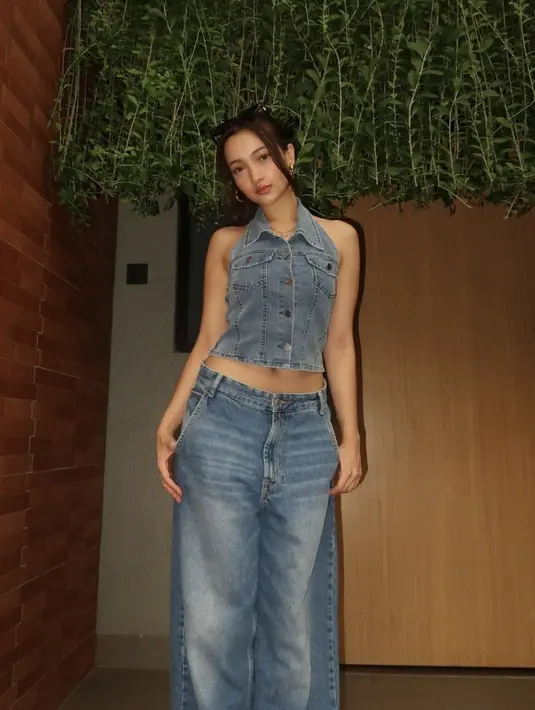<p>Megan Domani tampil memukau dengan paduan denim on denim. [Foto: Instagram/ Megan Domani]</p>