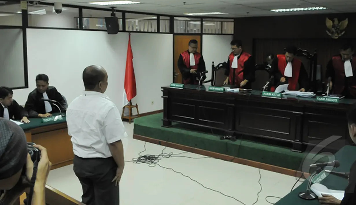 Gulat Manurung divonis dengan pidana tiga tahun penjara dan denda Rp 100 juta subsider tiga bulan kurungan, Pengadilan Tipikor, Jakarta, Senin (23/2/2015).(Liputan6.com/Herman Zakharia) 
