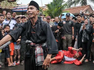 Jawara Betawi Palang Pintu saat menyambut kedatangan Calon Gubernur DKI Jakarta, Agus Harimurti Yudhoyono melihat tempat produksi tahu di kawasan Tegal Parang, Mampang Prapatan, Jakarta Selatan, Rabu (14/12). (Liputan6.com/Yoppy Renato)