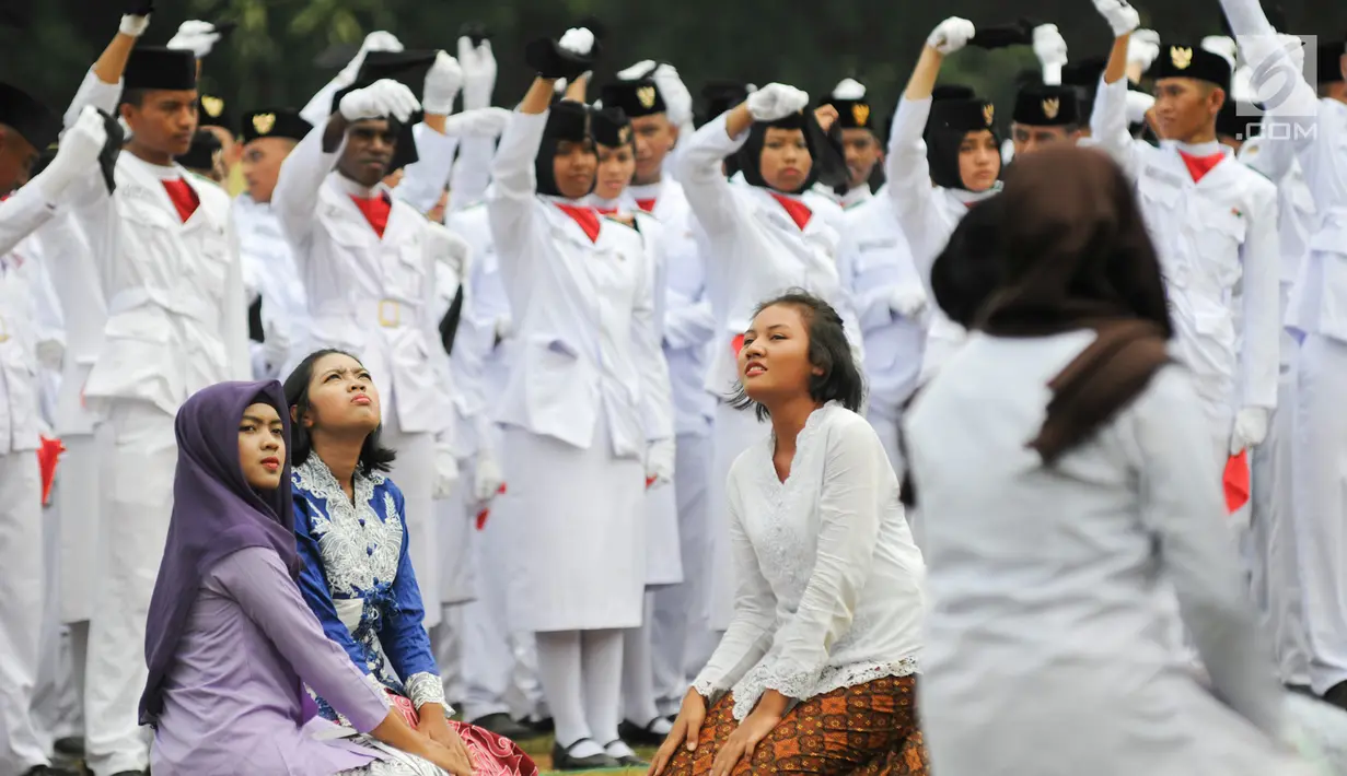 Aksi teatrikal oleh purna Paskibraka Nasional 2017 di PPPON Cibubur, Jakarta Timur, Rabu (23/8). Sebanyak 3000 purna paskibraka dari seluruh Indonesia hadir dalam acara apel kebangsaan tersebut. (Liputan6.com/Yoppy Renato)