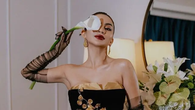 8 Potret Ariel Tatum Berbalut Outfit Etnik Modern, Visual Memikat Penuh Pesona (instagram/@arieltatum)