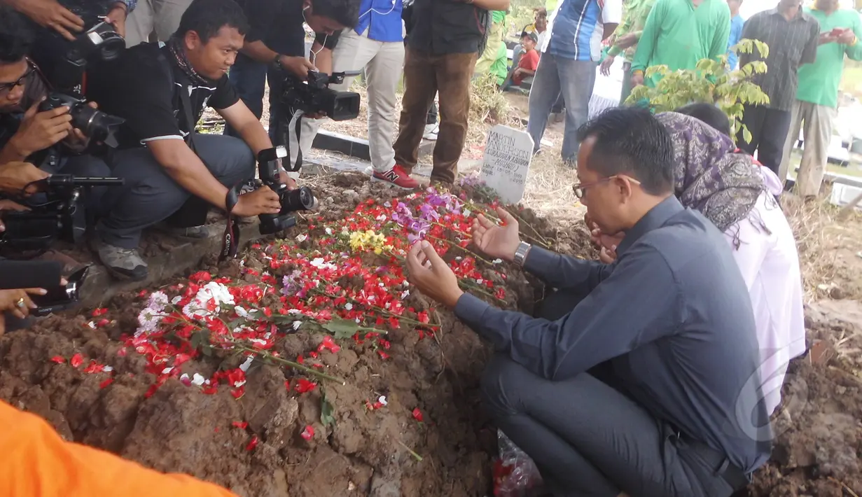 Keluarga Martin Anderson berdoa di makam Martin Anderson, TPU Perwira, Bekasi Utara, Kota Bekasi, Jawa Barat Rabu (29/4/2015). (Liputan6.com/Rahmat Hidayat)