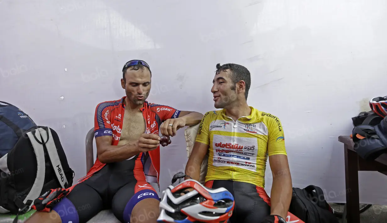 Pebalap Iran, Amir Kohladouz dan rekannya tengah menyantap anggur usai  balapan Tour de Singkarak 2016 di Dharmasraya, Sumatera Barat, (12/8/2016). (Bola.com/Nicklas Hanoatubun)