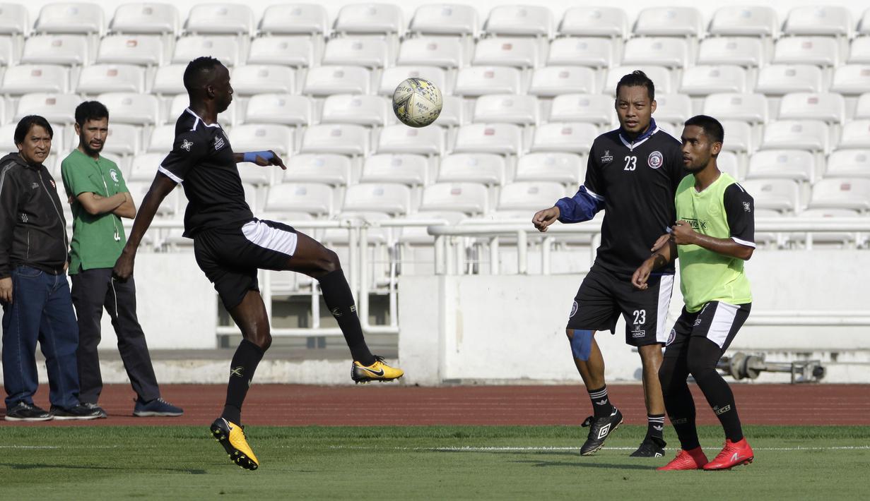 Pemain Arema FC, Makan Konate, menendang bola saat mengikuti sesi latihan di SUGBK, Jakarta, Jumat (2/8). Jelang hadapi Persija, skuat Arema jajal lapangan GBK. (Bola.com/YoppyRenato)