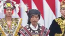 Tahun ini, Jokowi juga kembali mengenakan baju adat di Sidang Tahunan MPR 2023. Kali ini, Jokowi mengenakan baju adat Suku Tanimbar dari Maluku. [YouTuber/DPR RI]